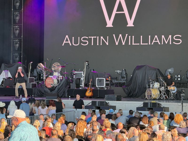 Photo Coverage: Austin Williams and Lauren Alaina @Acrisure Amphitheater June 26th, 2026 — photo 1 of 33