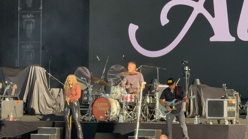 Photo Coverage: Austin Williams and Lauren Alaina @Acrisure Amphitheater June 26th, 2026 — photo 13 of 33