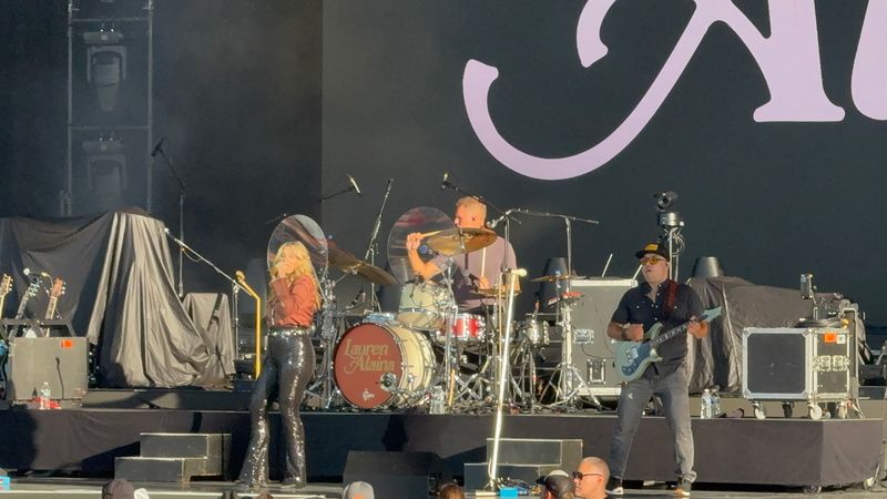 Photo Coverage: Austin Williams and Lauren Alaina @Acrisure Amphitheater June 26th, 2026 — photo 14 of 33