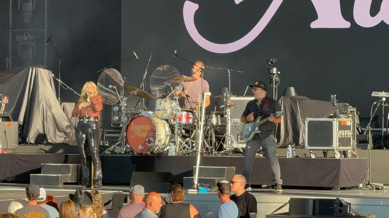 Photo Coverage: Austin Williams and Lauren Alaina @Acrisure Amphitheater June 26th, 2026 — photo 15 of 33