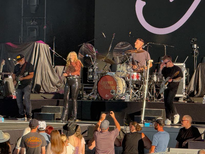 Photo Coverage: Austin Williams and Lauren Alaina @Acrisure Amphitheater June 26th, 2026 — photo 18 of 33