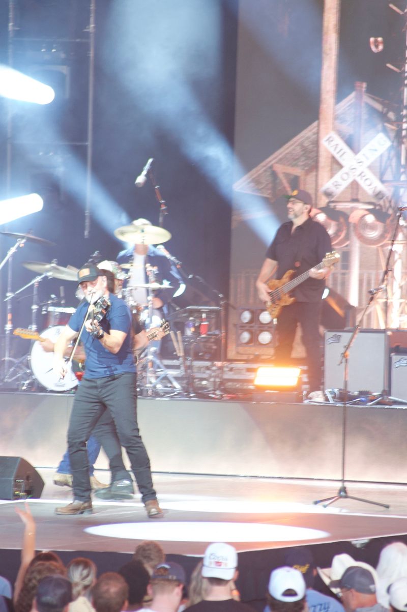 Photo Coverage: Darius Rucker @Acrisure Amphitheater June 26th, 2026 — photo 19 of 29