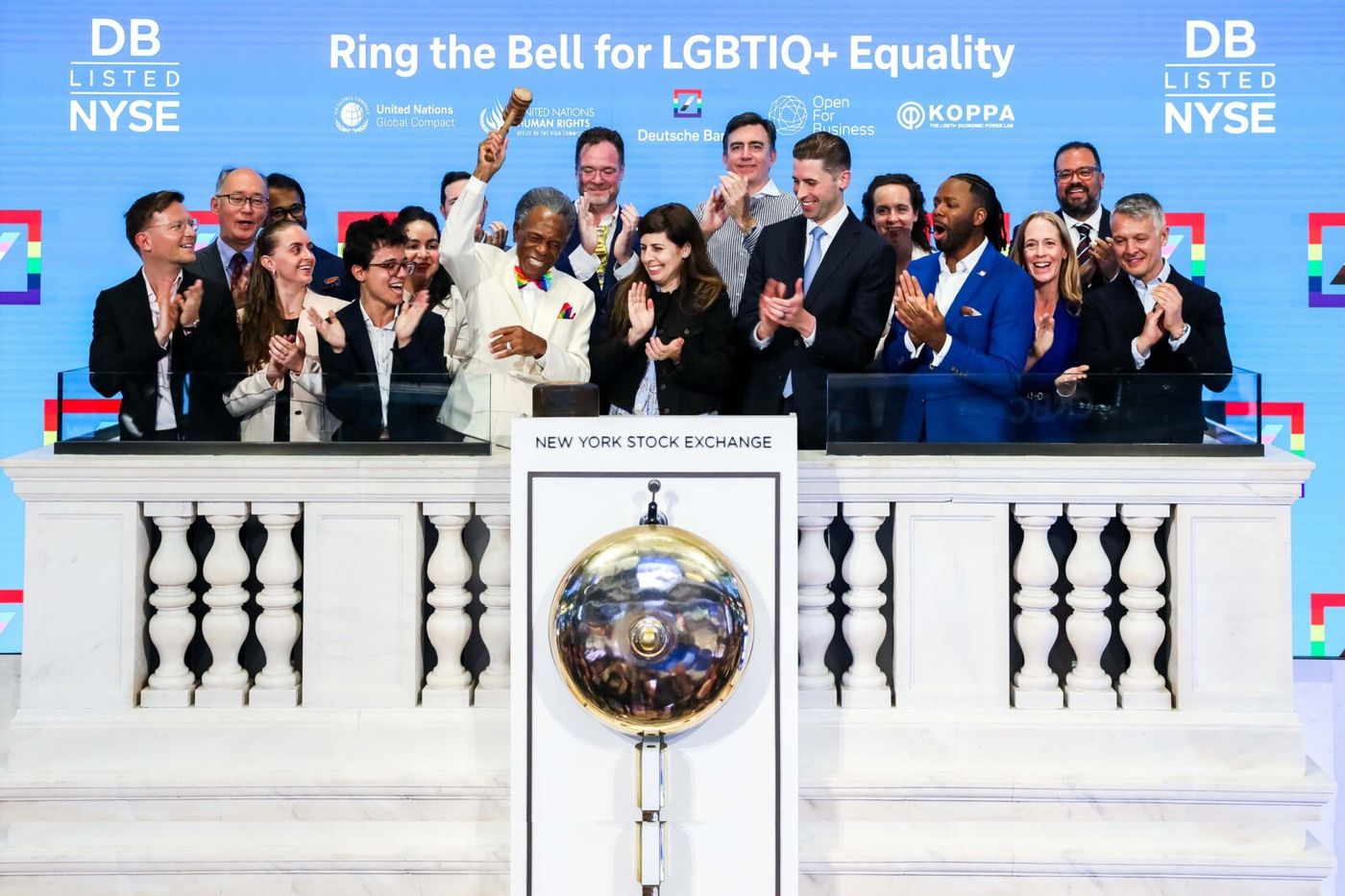 Photos: André De Shields Rings New York Stock Exchange Closing Bell Image