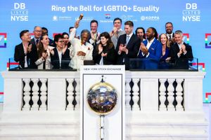André De Shields rings the New York Stock Exchange Closing Bell @ BroadwayWorld André De Shields rings the New York Stock Exchange Closing Bell Photo
