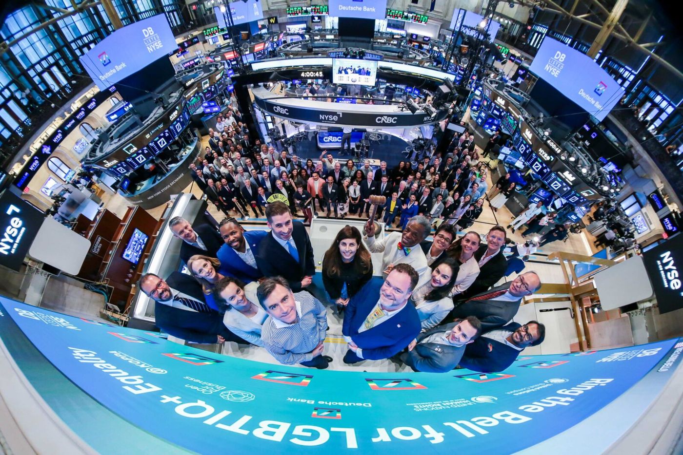 Photos: André De Shields Rings New York Stock Exchange Closing Bell Image
