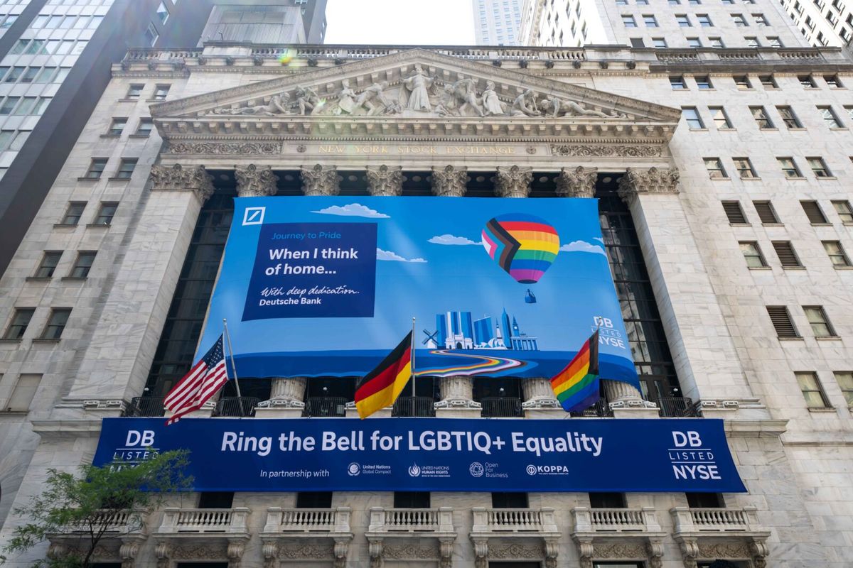 André De Shields rings the New York Stock Exchange Closing Bell at Photos: André De Shields Rings New York Stock Exchange Closing Bell