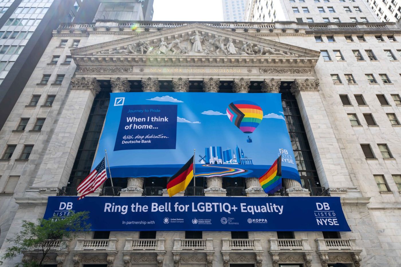 Photos: André De Shields Rings New York Stock Exchange Closing Bell Image