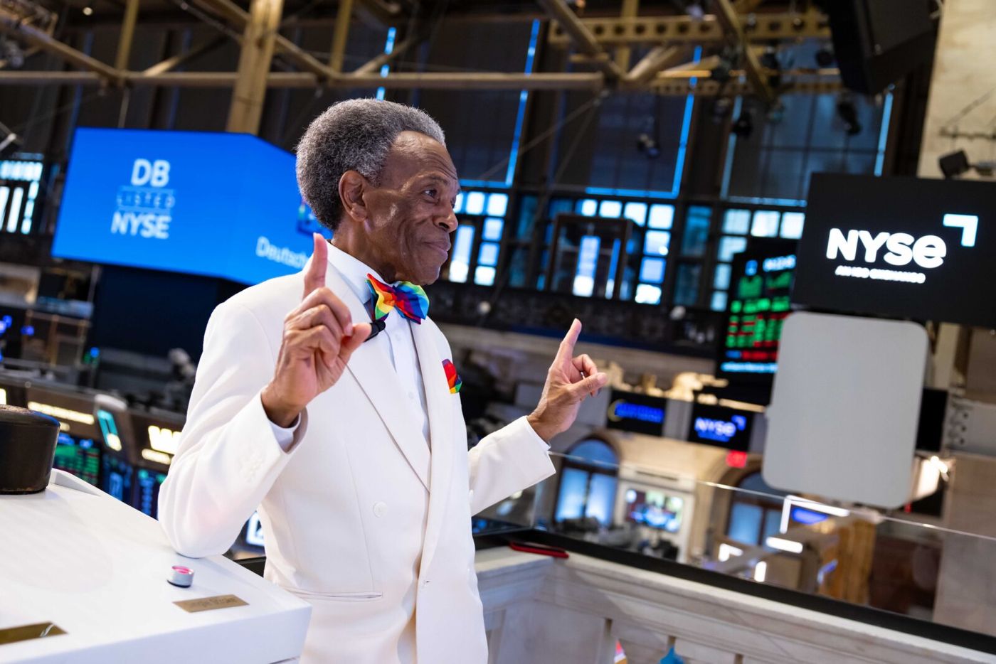 Photos: André De Shields Rings New York Stock Exchange Closing Bell Image