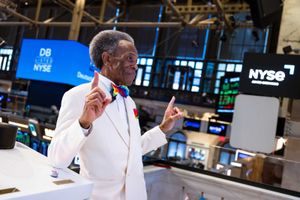 André De Shields rings the New York Stock Exchange Closing Bell @ BroadwayWorld André De Shields rings the New York Stock Exchange Closing Bell Photo