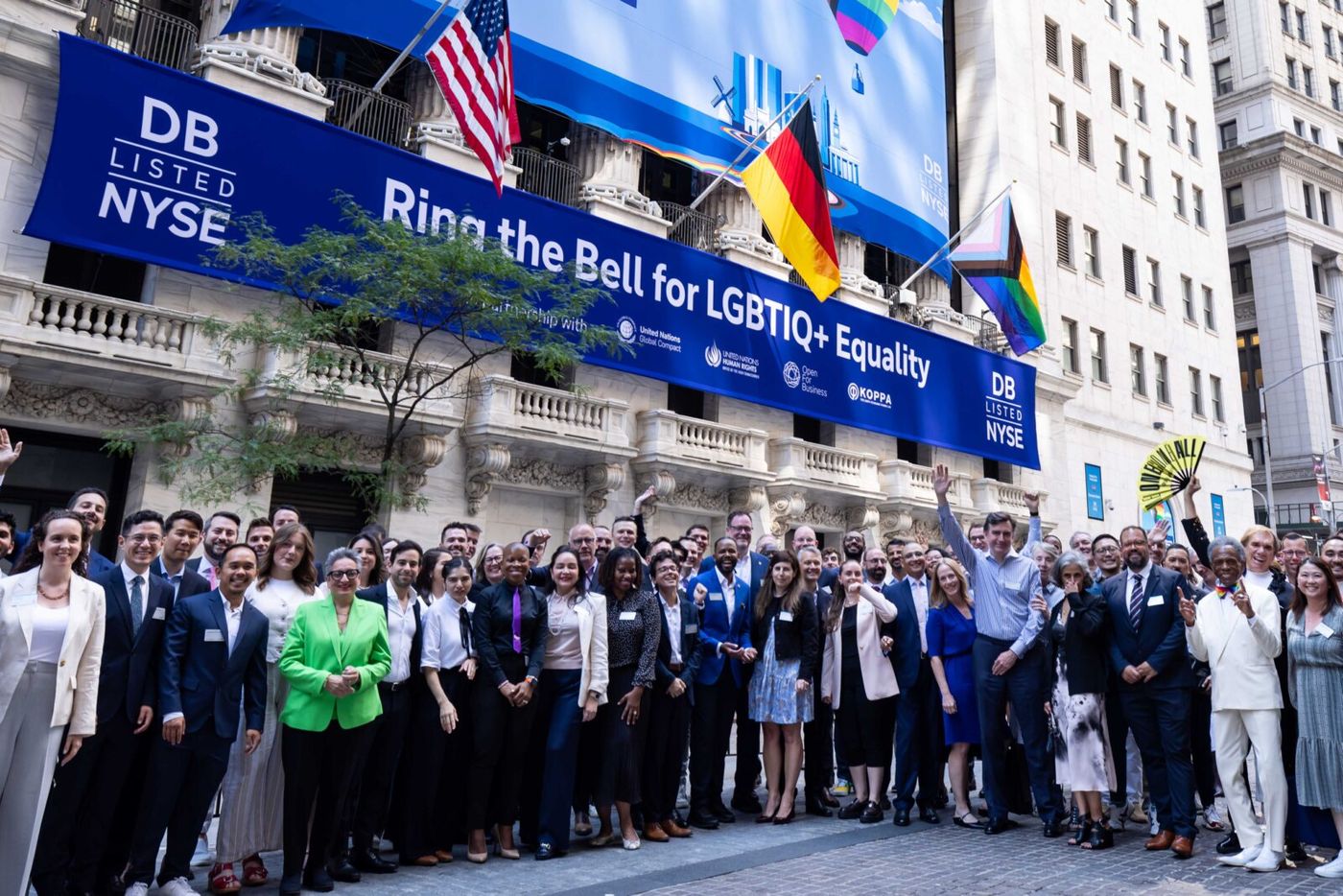 Photos: André De Shields Rings New York Stock Exchange Closing Bell Image