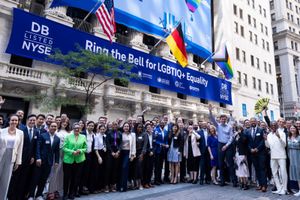 André De Shields rings the New York Stock Exchange Closing Bell @ BroadwayWorld André De Shields rings the New York Stock Exchange Closing Bell Photo