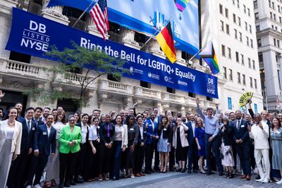 André De Shields rings the New York Stock Exchange Closing Bell Photo