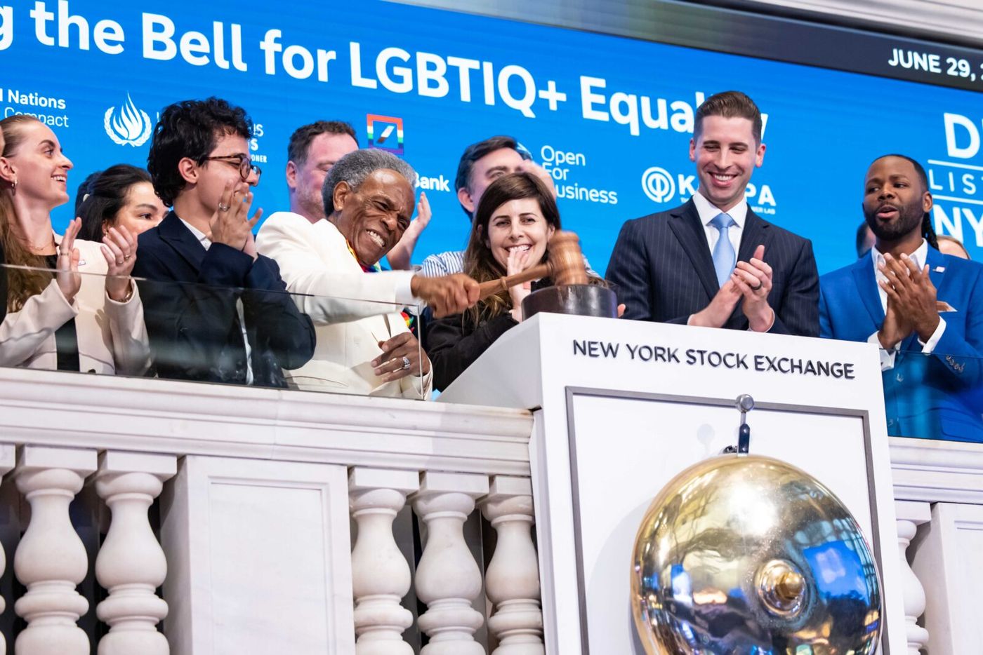 Photos: André De Shields Rings New York Stock Exchange Closing Bell Image