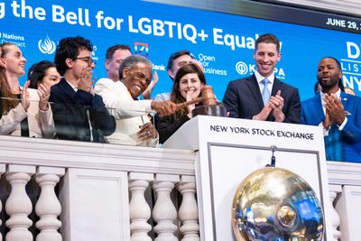André De Shields rings the New York Stock Exchange Closing Bell Photo