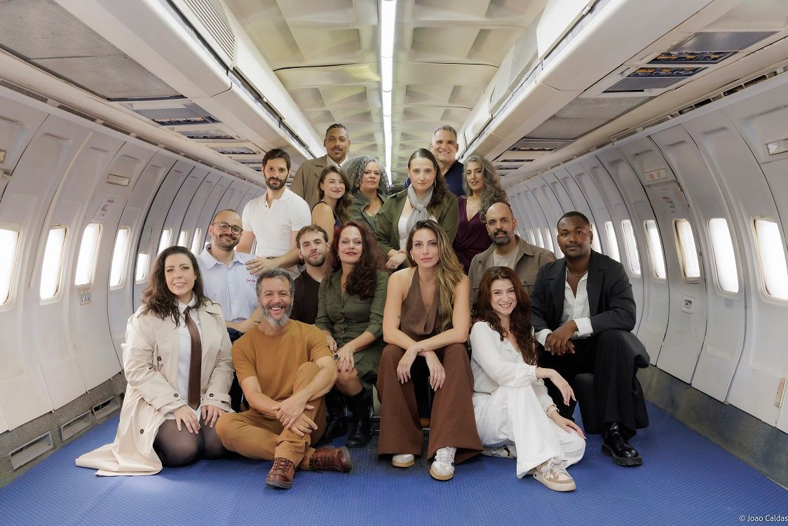 VINDOS DE LONGE (Come From Away) Lands at Teatro Ruth Escobar, With Heart, Humor, and Hope Image