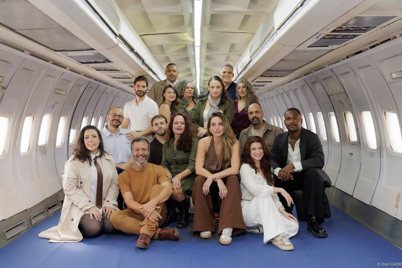 VINDOS DE LONGE (Come From Away) Lands at Teatro Ruth Escobar, With Heart, Humor, and Hope Image