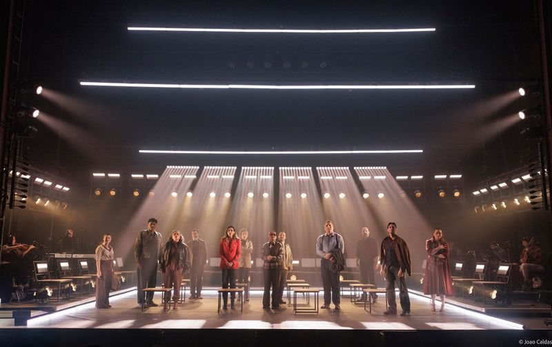 VINDOS DE LONGE (Come From Away) Lands at Teatro Ruth Escobar, With Heart, Humor, and Hope Image