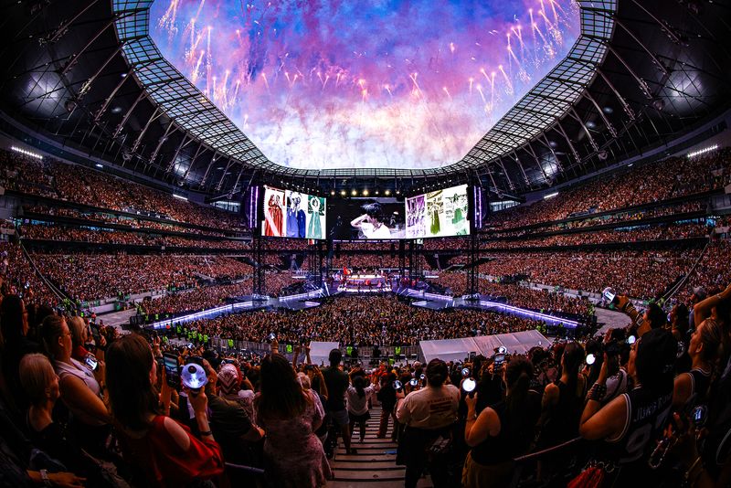 Photos: Inside BTS WORLD TOUR ARIRANG at London's Tottenham Hotspur Stadium — photo 8 of 13