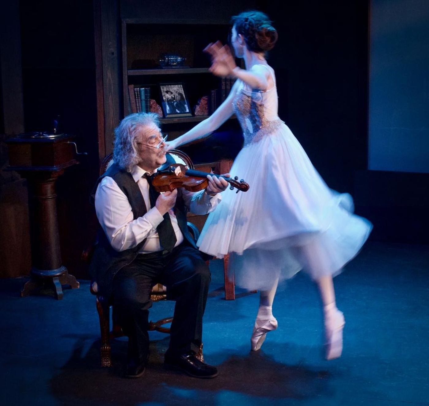 Review: World Premiere E=MC² EINSTEIN THE MUSICAL Often Trades Depth for Silly Songs Image