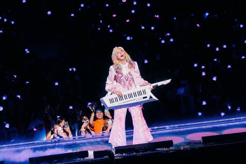 Review: Mrs. GREEN APPLE Concludes “ZENJIN MITO TO IM/MUTABLE” at Japan National Stadium Image