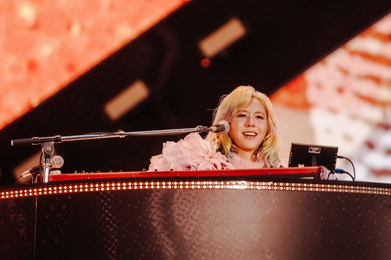 Review: Mrs. GREEN APPLE Concludes “ZENJIN MITO TO IM/MUTABLE” at Japan National Stadium Image