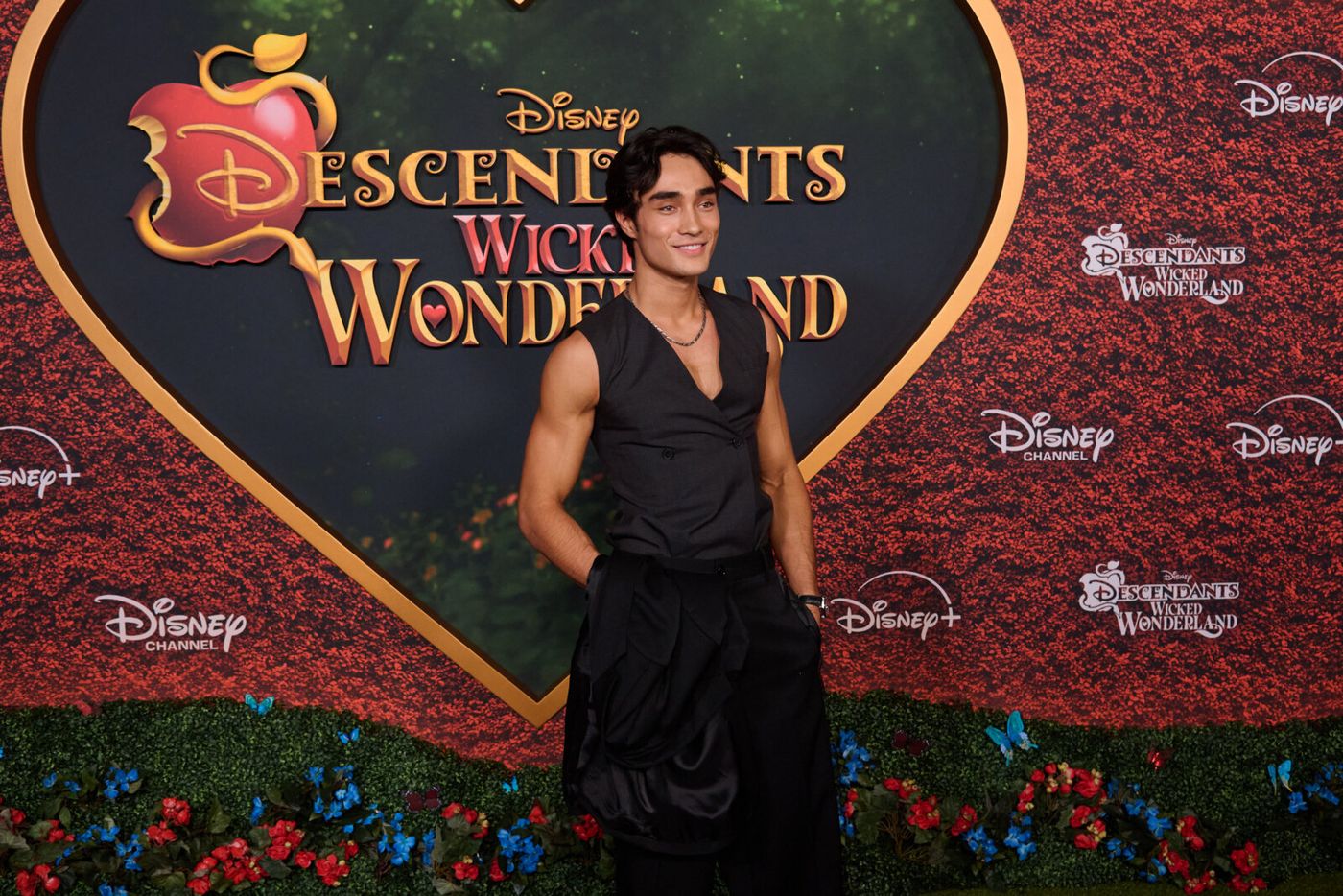 Photos: DESCENDANTS: WICKED WONDERLAND Cast Hits the Red Carpet for World Premiere Image
