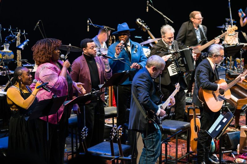 Review: MUSE/IQUE DEFIANTLY JONI: A SINGER/SONGWRITER BARES HER SOUL at Mark Taper Forum Image