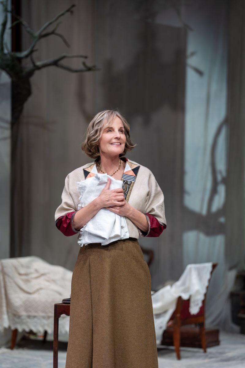 Photos: Kenneth Branagh, Helen Hunt, and More in THE CHERRY ORCHARD at the Swan Theatre — photo 2 of 9