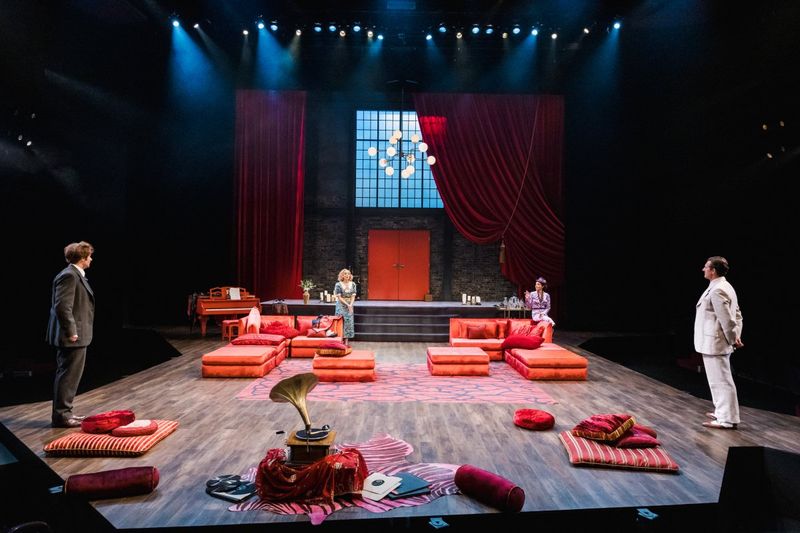 Review: PRIVATE LIVES at Guthrie Theater Image