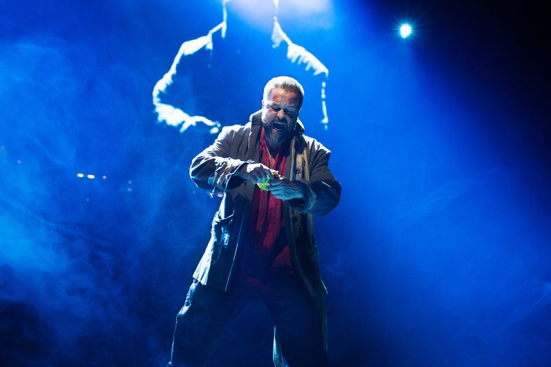 Photos: LES MISERABLES: THE ARENA CONCERT SPECTACULAR Starring Alfie Boe, Killian Donnelly, Samantha Barks and More — photo 18 of 21