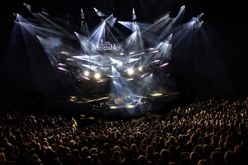 Photos: LES MISERABLES: THE ARENA CONCERT SPECTACULAR Starring Alfie Boe, Killian Donnelly, Samantha Barks and More — photo 19 of 21