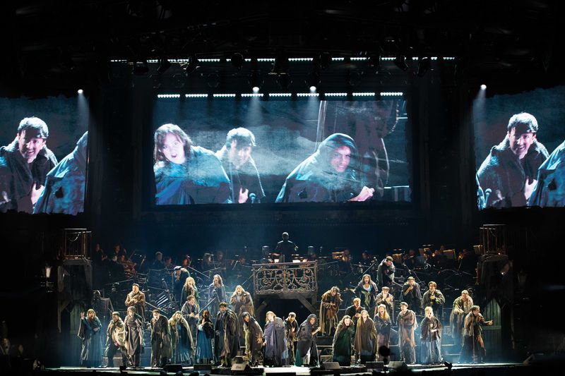 Photos: LES MISERABLES: THE ARENA CONCERT SPECTACULAR Starring Alfie Boe, Killian Donnelly, Samantha Barks and More — photo 4 of 21