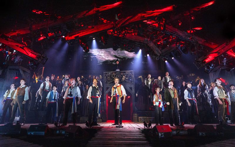 Photos: LES MISERABLES: THE ARENA CONCERT SPECTACULAR Starring Alfie Boe, Killian Donnelly, Samantha Barks and More — photo 7 of 21