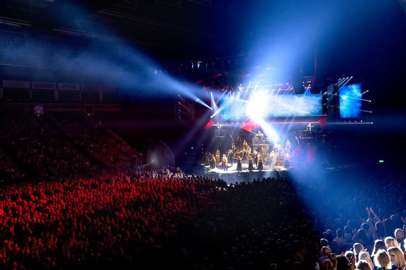 Photos: LES MISERABLES: THE ARENA CONCERT SPECTACULAR Starring Alfie Boe, Killian Donnelly, Samantha Barks and More — photo 2 of 21