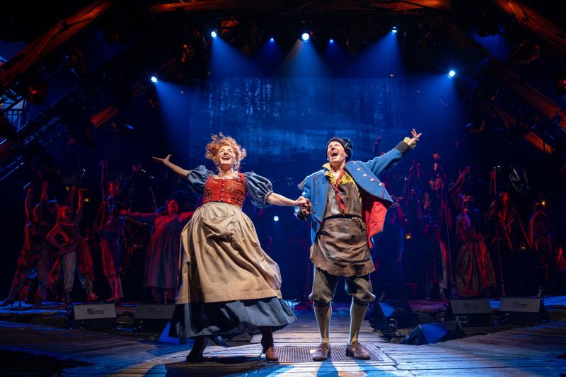Photos: LES MISERABLES: THE ARENA CONCERT SPECTACULAR Starring Alfie Boe, Killian Donnelly, Samantha Barks and More — photo 13 of 21