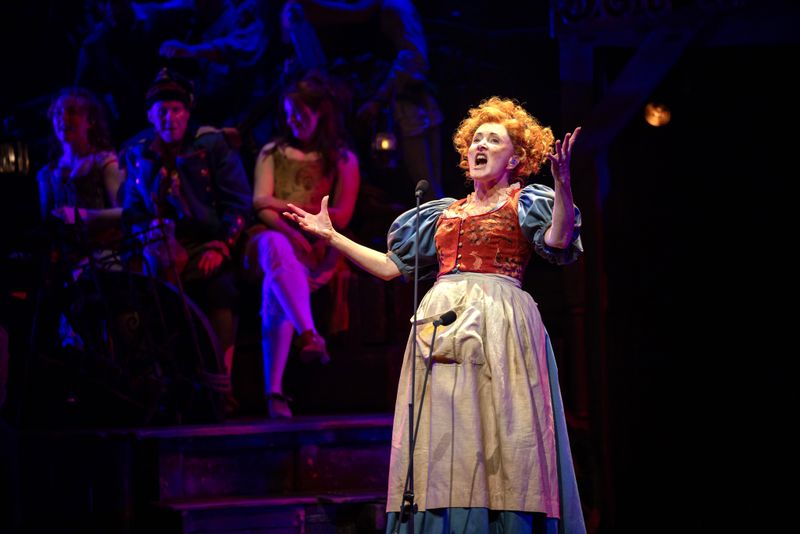 Photos: LES MISERABLES: THE ARENA CONCERT SPECTACULAR Starring Alfie Boe, Killian Donnelly, Samantha Barks and More — photo 15 of 21
