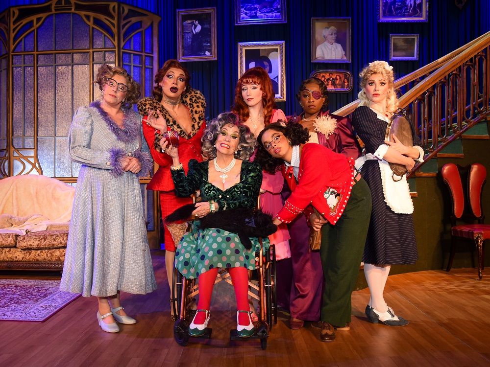 7 MULHERES E UM MISTÉRIO (7 Women and a Mystery) Turns a Classic Whodunit Into Camp Musical Comedy Image