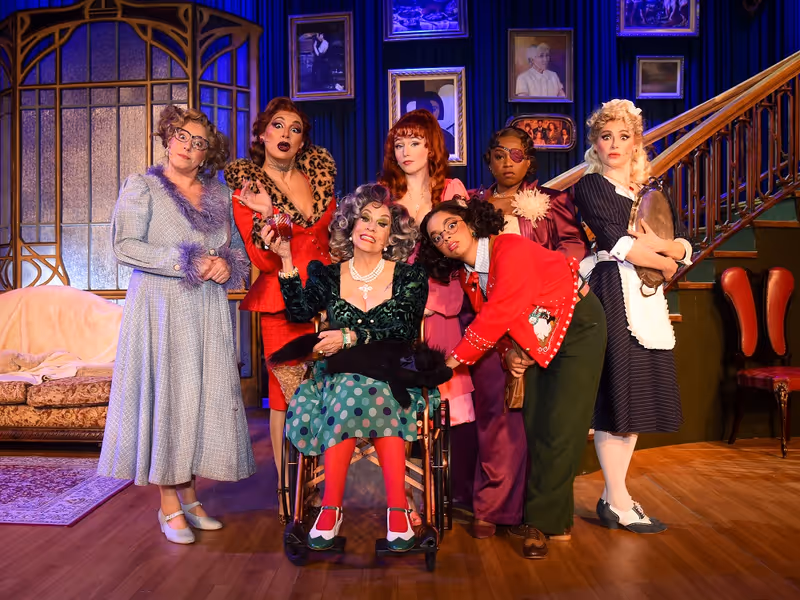 7 MULHERES E UM MISTÉRIO (7 Women and a Mystery) Turns a Classic Whodunit Into Camp Musical Comedy Image