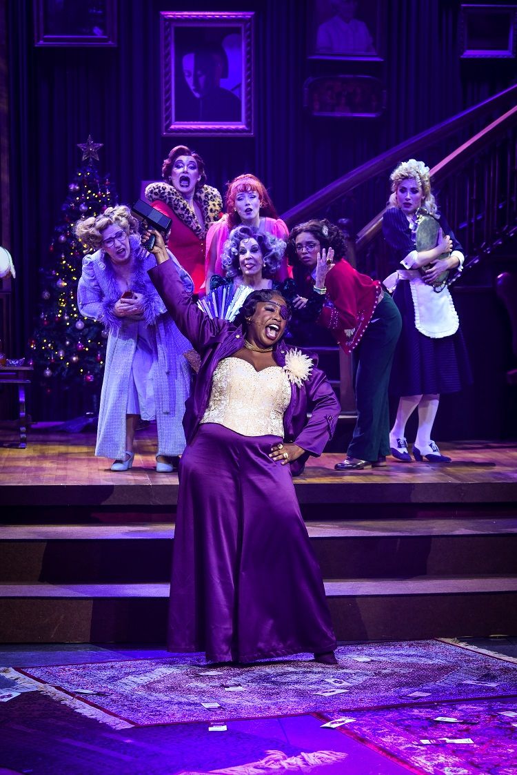 7 MULHERES E UM MISTÉRIO (7 Women and a Mystery) Turns a Classic Whodunit Into Camp Musical Comedy Image