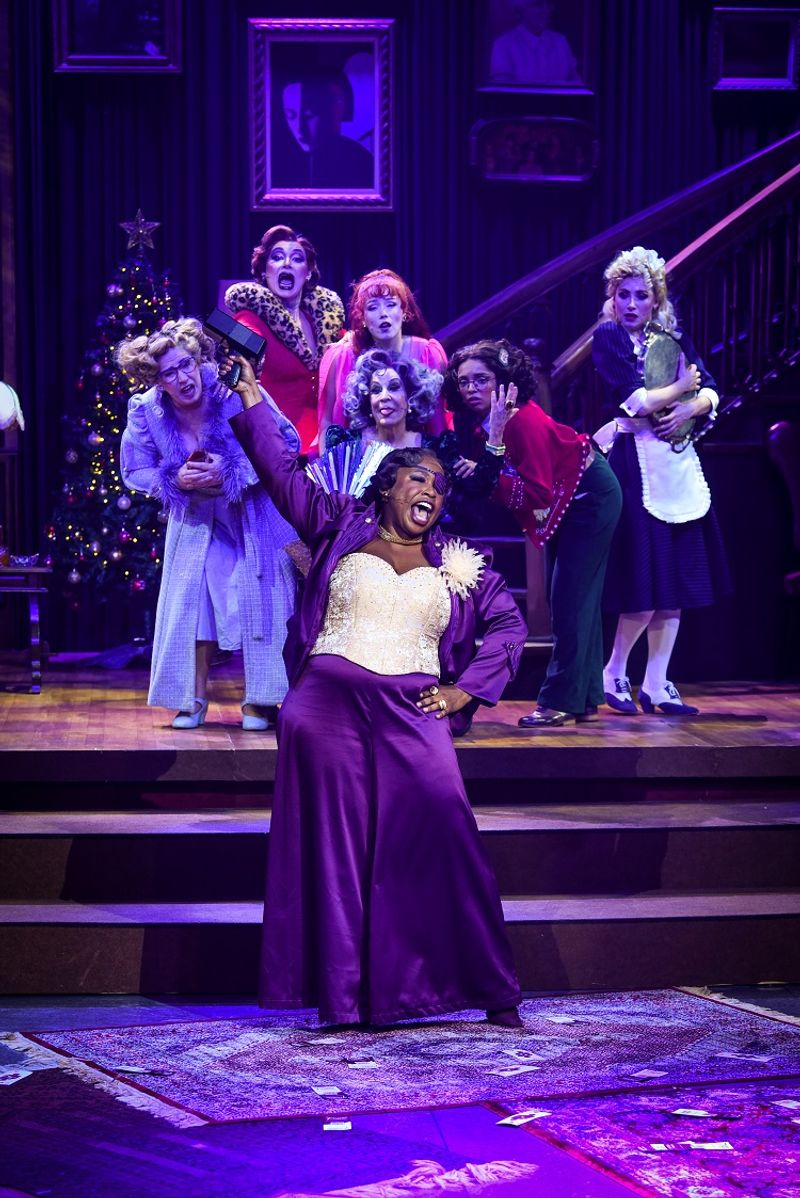 7 MULHERES E UM MISTÉRIO (7 Women and a Mystery) Turns a Classic Whodunit Into Camp Musical Comedy Image