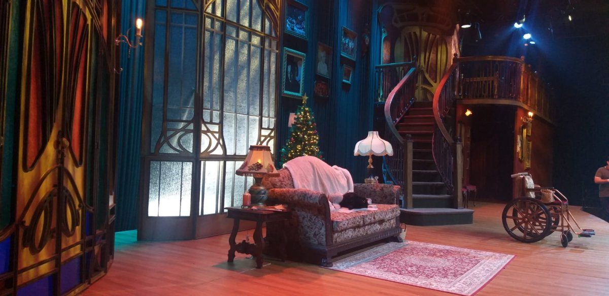 7 MULHERES E UM MISTÉRIO (7 Women and a Mystery) Turns a Classic Whodunit Into Camp Musical Comedy Image