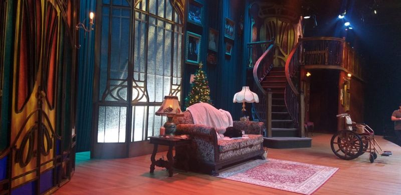7 MULHERES E UM MISTÉRIO (7 Women and a Mystery) Turns a Classic Whodunit Into Camp Musical Comedy Image