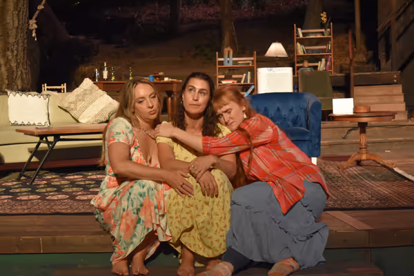 Amber Luallen, Lauren Saffa, Willow Geer Photo by Ian Flanders Photo