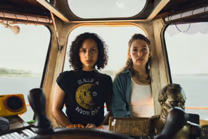 Kiana Madeira y Jessica Rothe en una escena de Boiúna: La leyenda del Amazonas