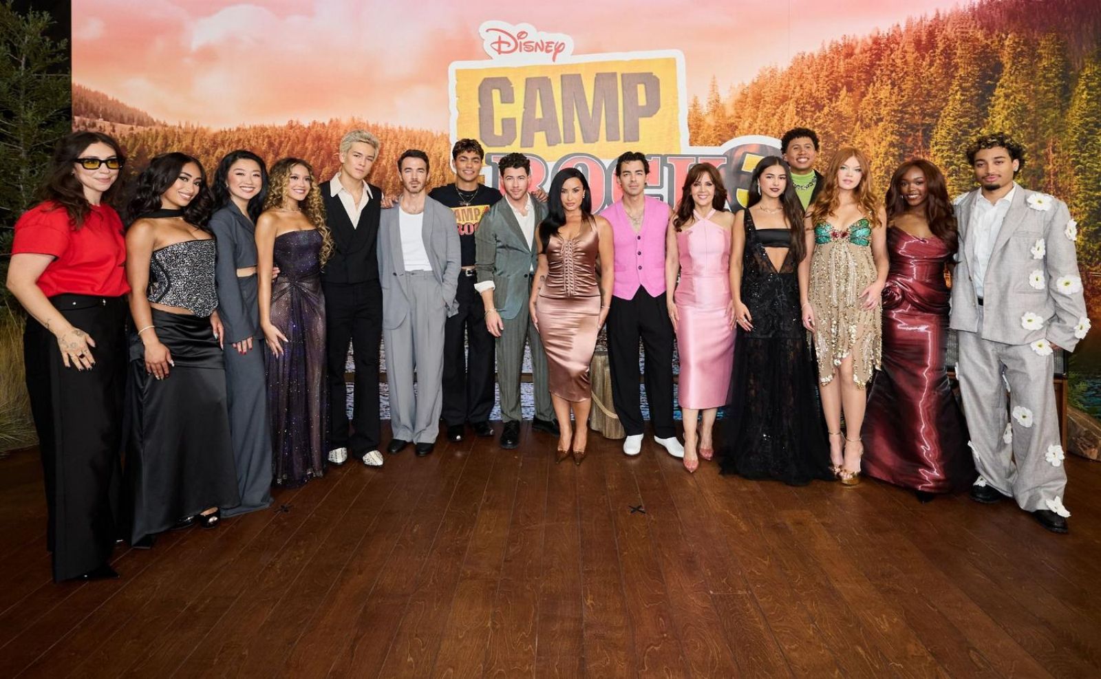Photos: CAMP ROCK 3 World Premiere Draws Jonas Brothers, Demi Lovato — photo 2 of 2