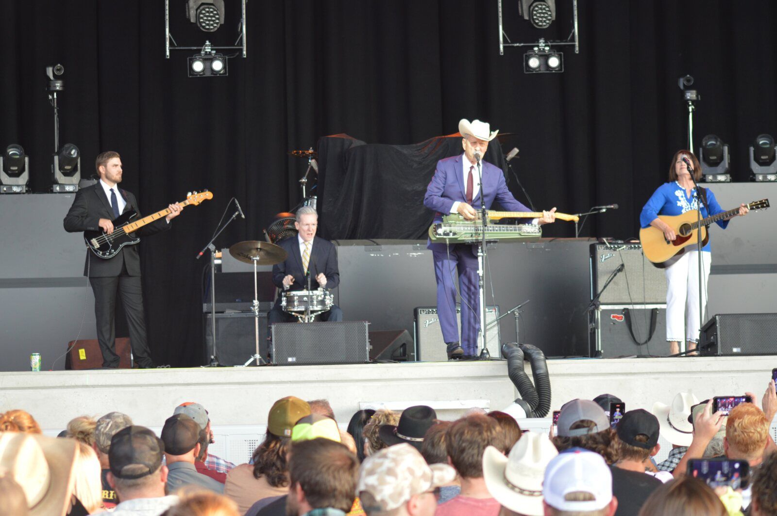Photo Review: Mary Kutter and Junior Brown, Special Guest for Hank Williams, Jr. Image