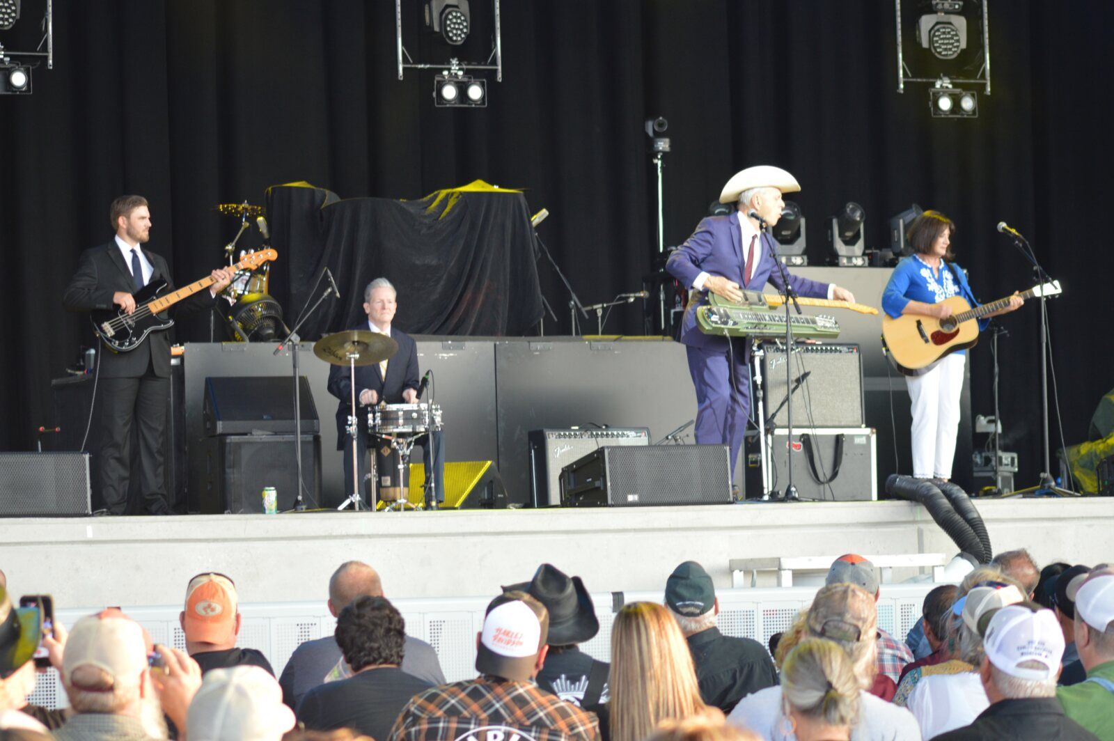 Photo Review: Mary Kutter and Junior Brown, Special Guest for Hank Williams, Jr. Image
