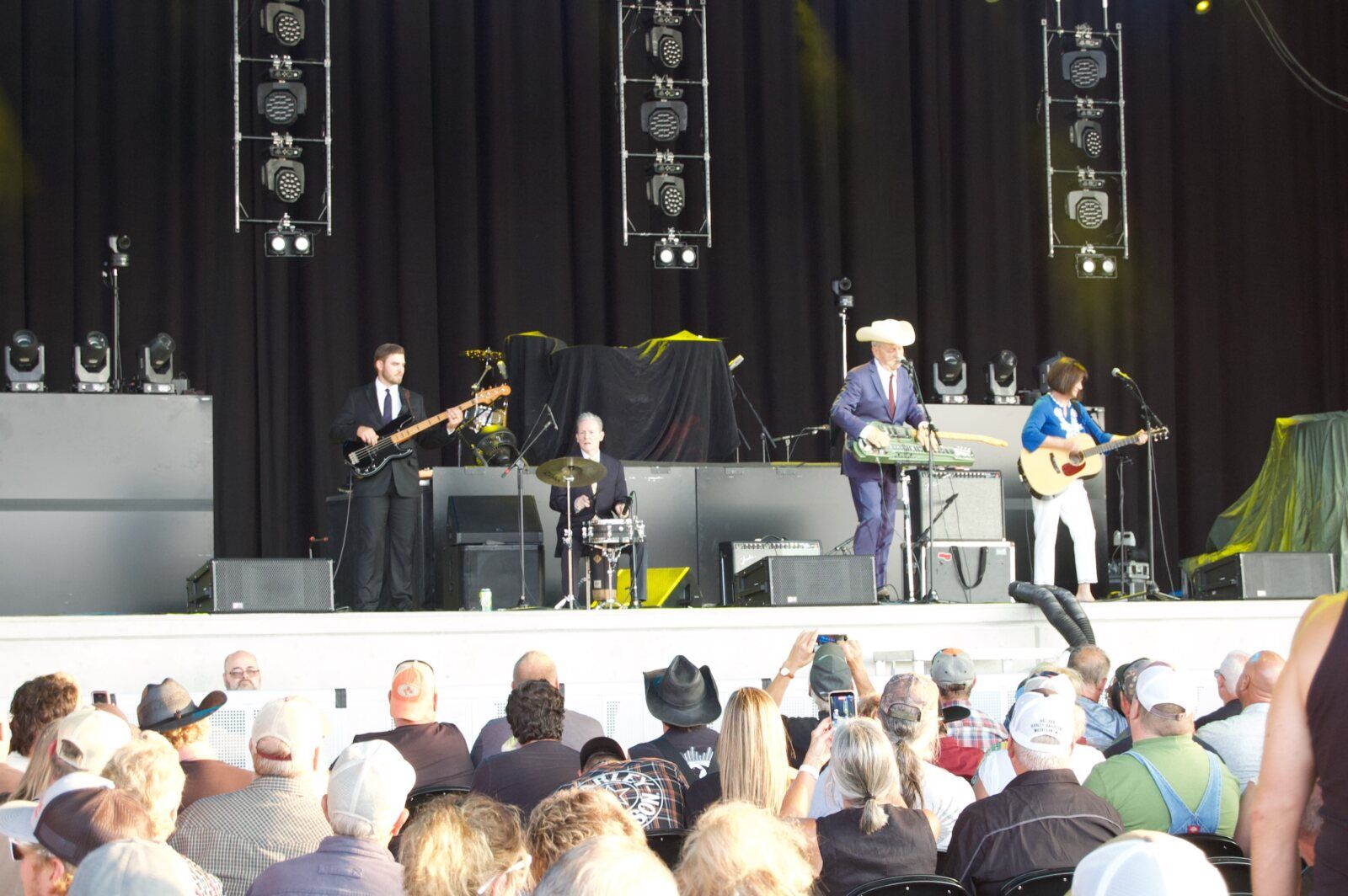 Photo Review: Mary Kutter and Junior Brown, Special Guest for Hank Williams, Jr. Image