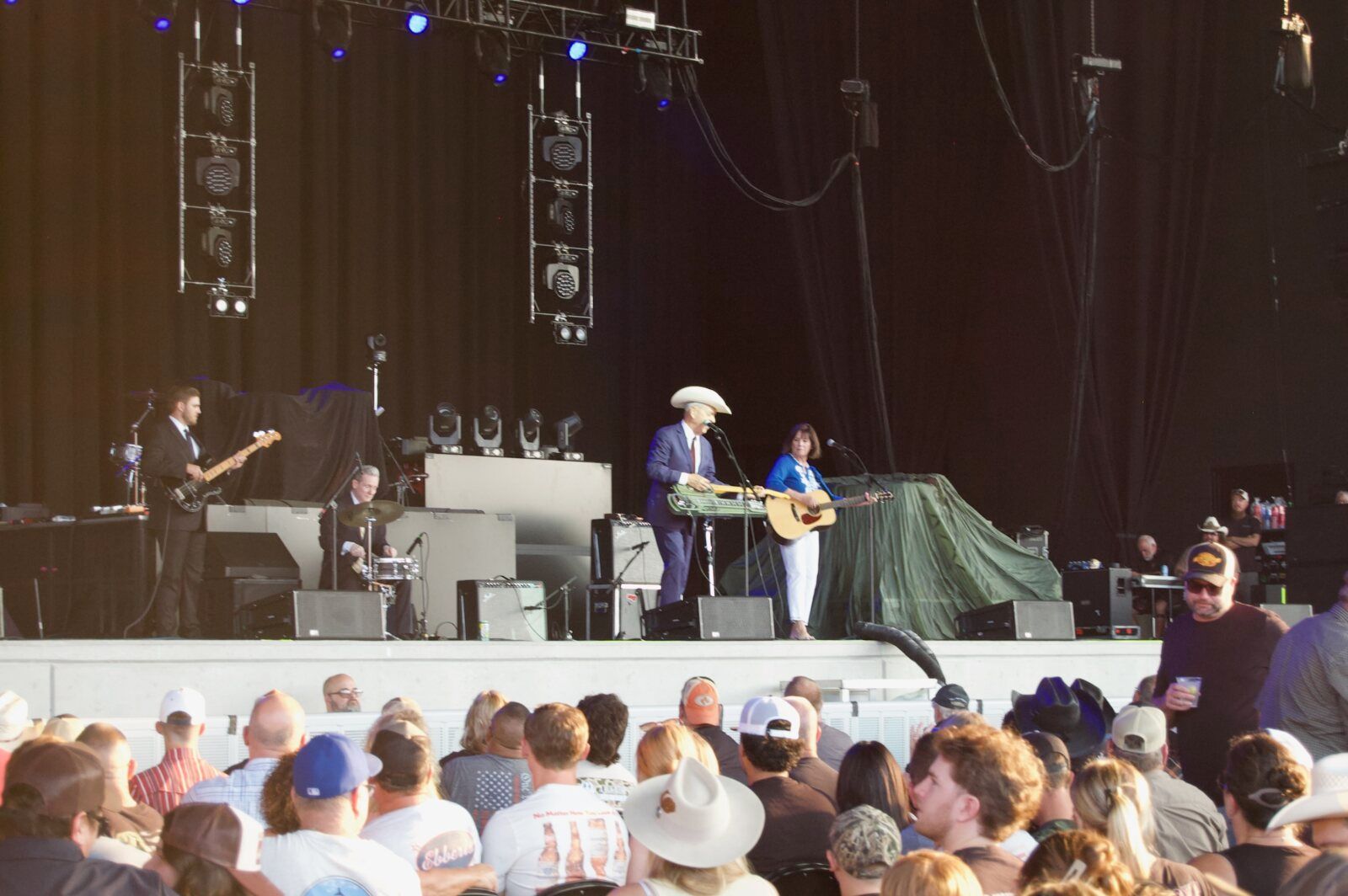 Photo Review: Mary Kutter and Junior Brown, Special Guest for Hank Williams, Jr. Image