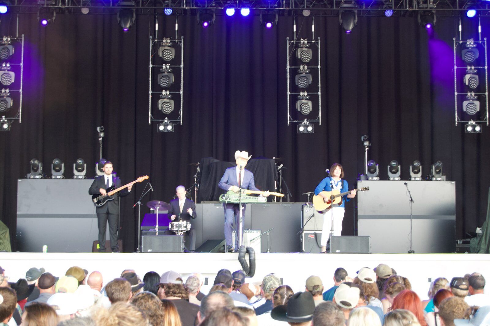 Photo Review: Mary Kutter and Junior Brown, Special Guest for Hank Williams, Jr. Image